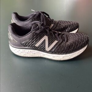 New Balance Freshfoam Black and White Running Shoes women size 7.5